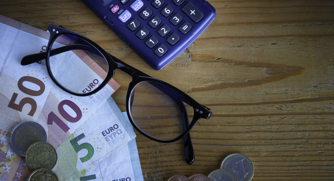 glasses and banknotes in euros facturación - Newsbook - Madrid - España