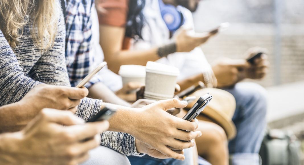 Multicultural friends group using smartphone with coffee at univ smartphone - Newsbook - Madrid - España