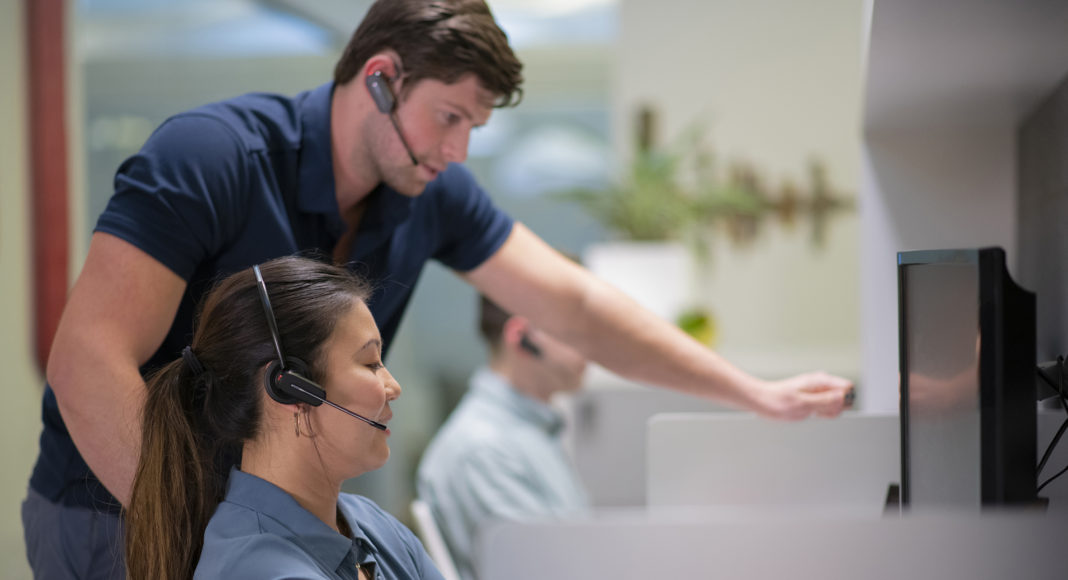 Nuevos auriculares - herramienta colaboración - comunicación por voz - Teams - Poly - Newsbook Nuevos auriculares – herramienta colaboración – comunicación por voz – comunicación fluida – Microsoft Teams – Poly – Newsbook – Revista TIC – Madrid - España