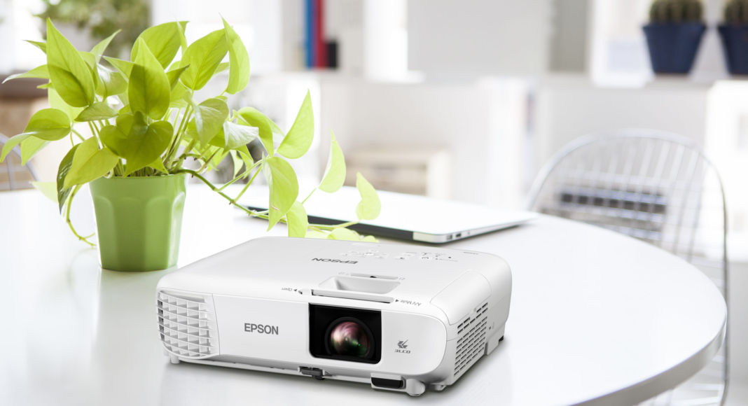 Stylish office with a houseplant proyectores - Epson - Newsbook - Oficinas - Tai Editorial - España