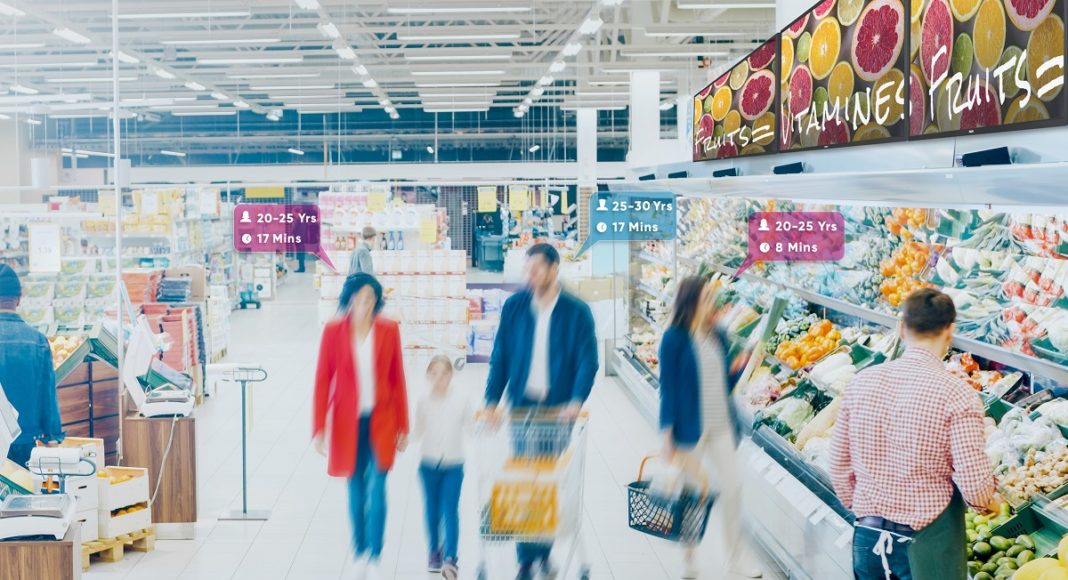 At the Supermarket: Happy Family of Three, Holding Hands, Walks Through Fresh Produce Section of the Store. Father, Mother and Daughter Having Fun Time Shopping. High Angle Panoramic Shot. Philips PPDS - Newsbook - Oferta para retail . Tai Editorial - España