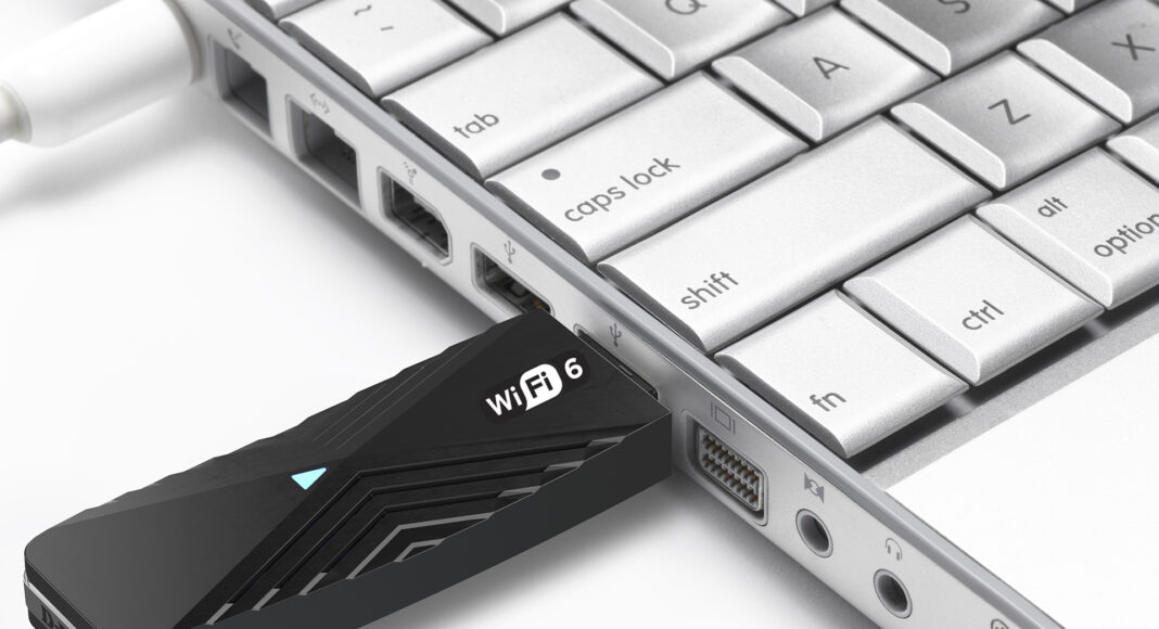 USB flash hard drive plugged into laptop, close-up D-Link-Newsbook-DWA-X1860-Tai Editorial-España