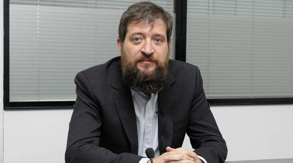 v-valley-newsbook-roberto-alonso-tai editorial-españa