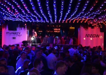 Arrow - Newsbook - TAI Editorial - España