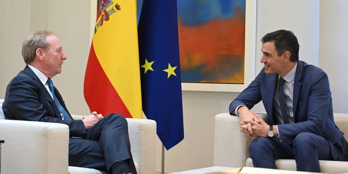 Brad Smith presidente de Microsoft y Pedro Sánchez presidente del Gobierno-Newsbook-taieditorial