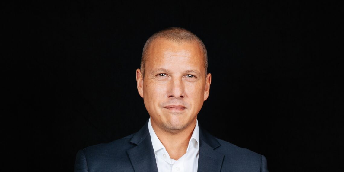 Arrow Micro-SOC - Newsbook- Mark Barcham - Tai Editorial -España