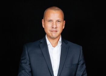 Arrow Micro-SOC - Newsbook- Mark Barcham - Tai Editorial -España