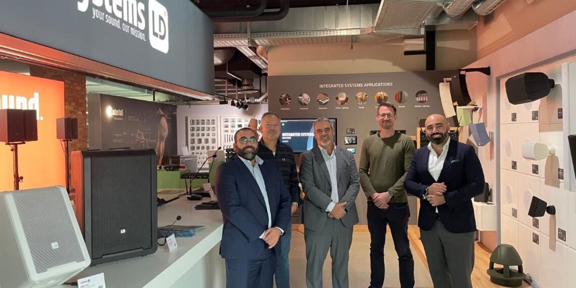 MCR - Adam Hall - Newsbook - acuerdo - Tai Editorial España