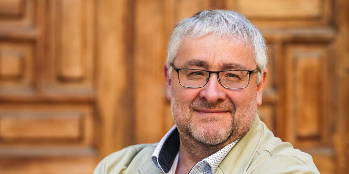 AI Accelerator Program - Arrow - Newsbook - Eric Gorumerlen- Tai Editorial España