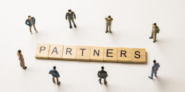 Zoom - Partners - Newsbook - Estrategia - Tai Editorial España